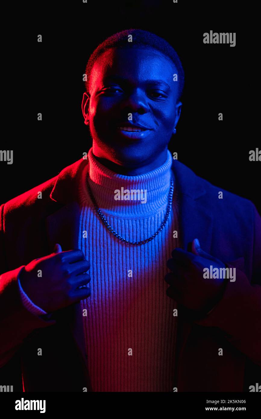 Neon Licht Porträt glücklich Mann 80s Mode Hipster Stockfoto