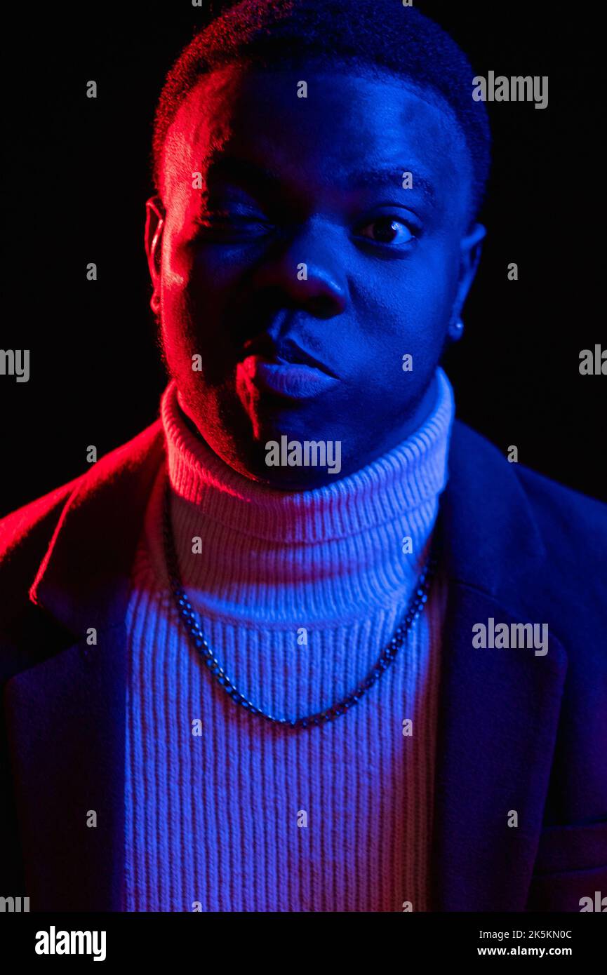 Lustige Mann sorglos Jugend neon Licht niedlichen Porträt Stockfoto