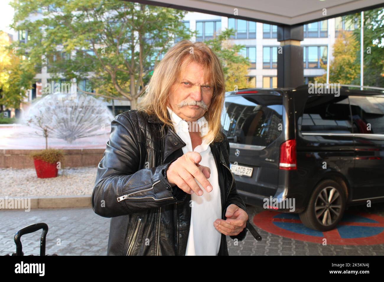 Leslie Mandoki bei der Ankunft zur 28. Verleihung der Goldenen Henne 2022 im Studio 3 der Media City des MDR. Leipzig, 07.10.2022 Stockfoto