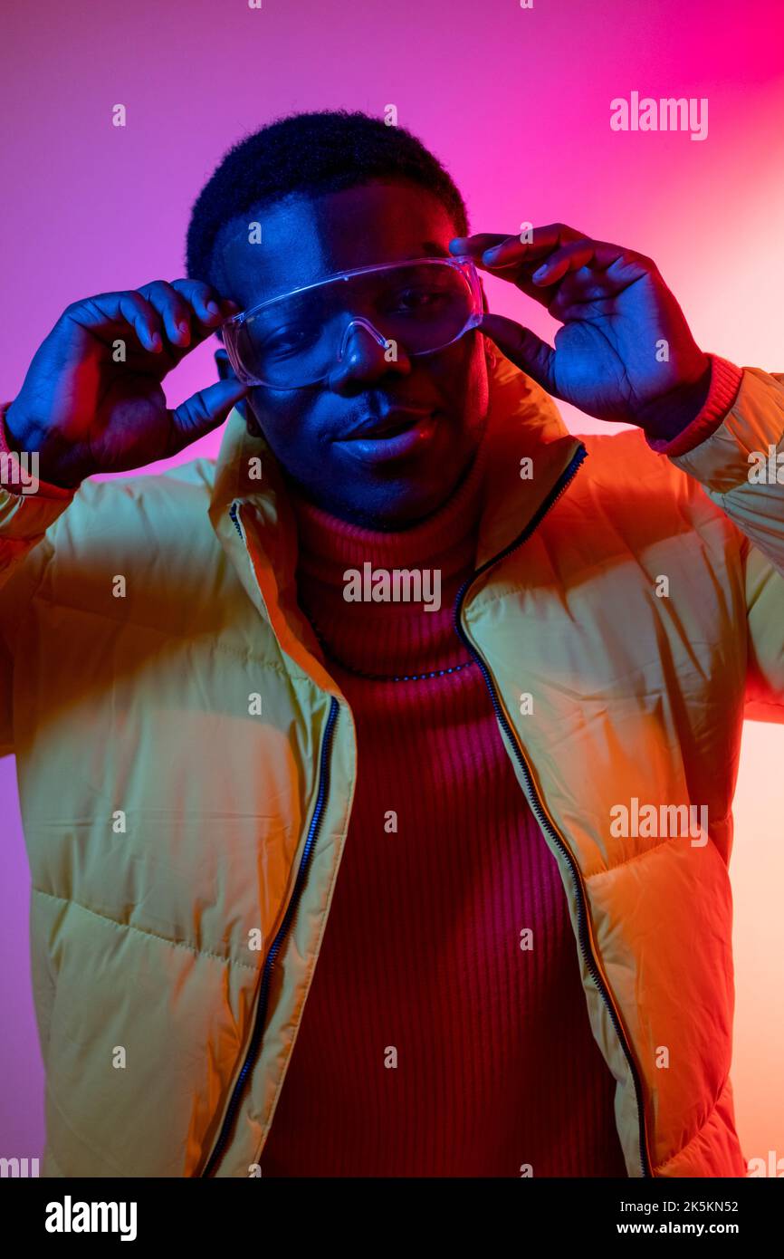 Farbe Licht Menschen Straße Mode cool Mann Neon Stockfoto