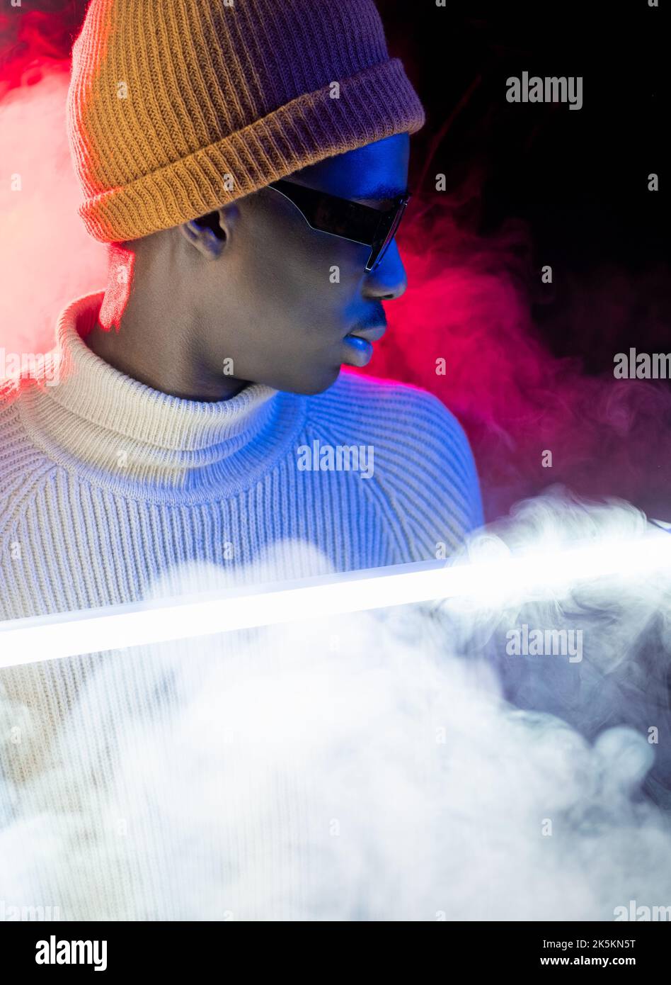 Kreatives Porträt Neon Nacht stilvolle Kerl Hipster Stockfoto