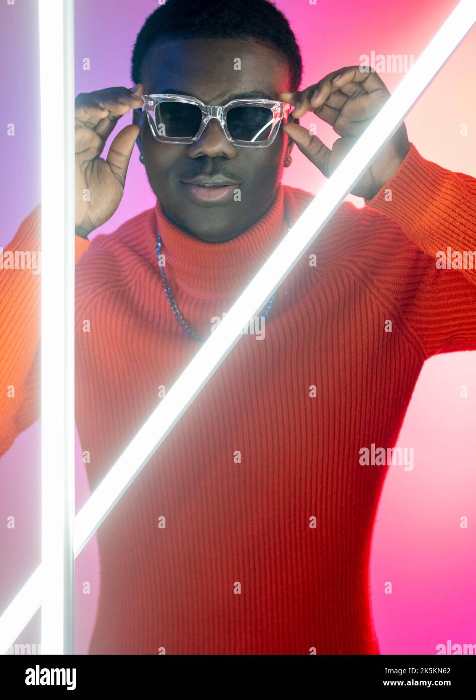 Attraktive Mann Brillen Mode neon Licht Menschen Stockfoto