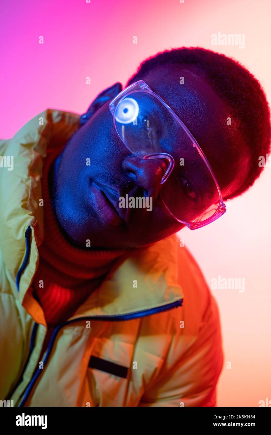 Neon Portrait lebendiges Gesicht stilvoller Mann helles Licht Stockfoto