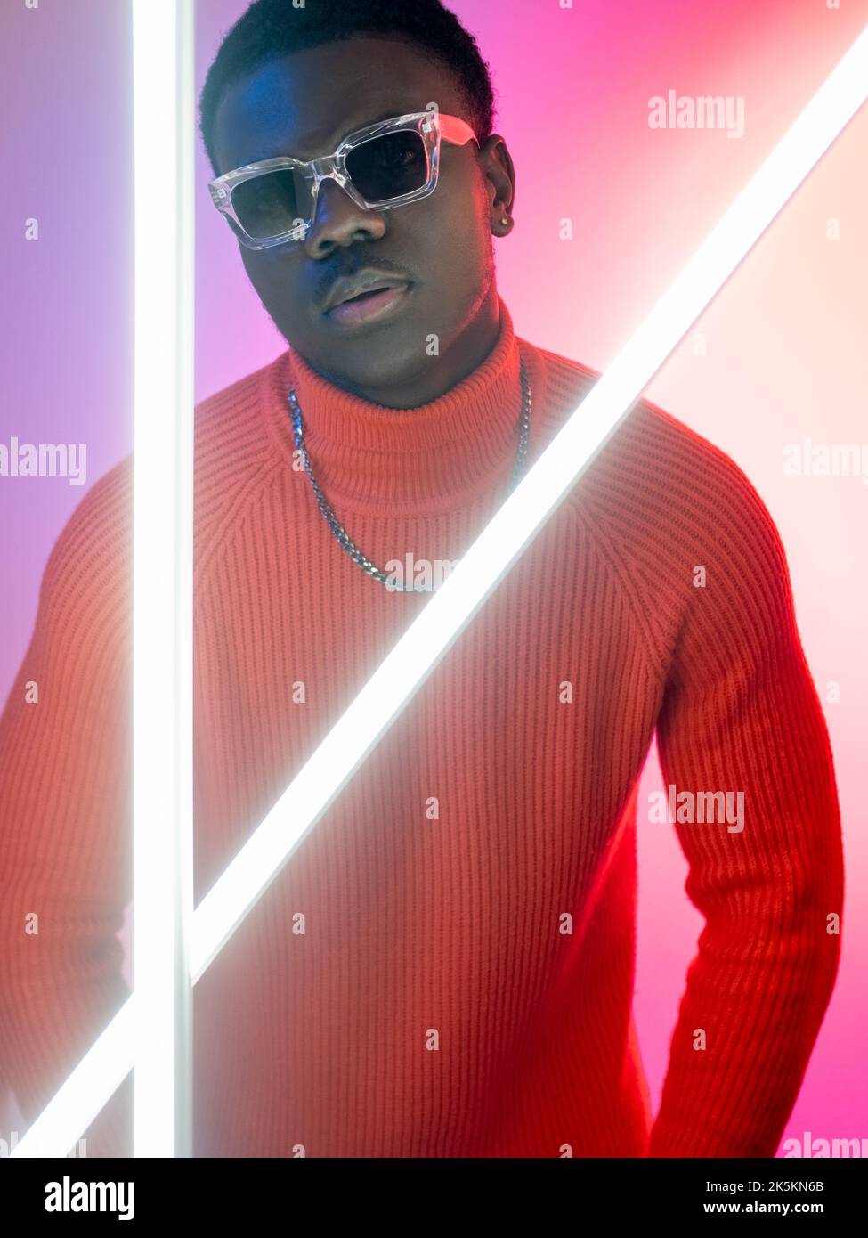 cyberpunk Mann futuristische Mode Nacht Neonlicht Stockfoto