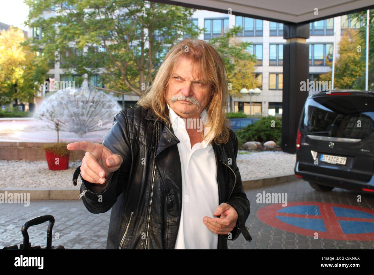 Leslie Mandoki bei der Ankunft zur 28. Verleihung der Goldenen Henne 2022 im Studio 3 der Media City des MDR. Leipzig, 07.10.2022 Stockfoto