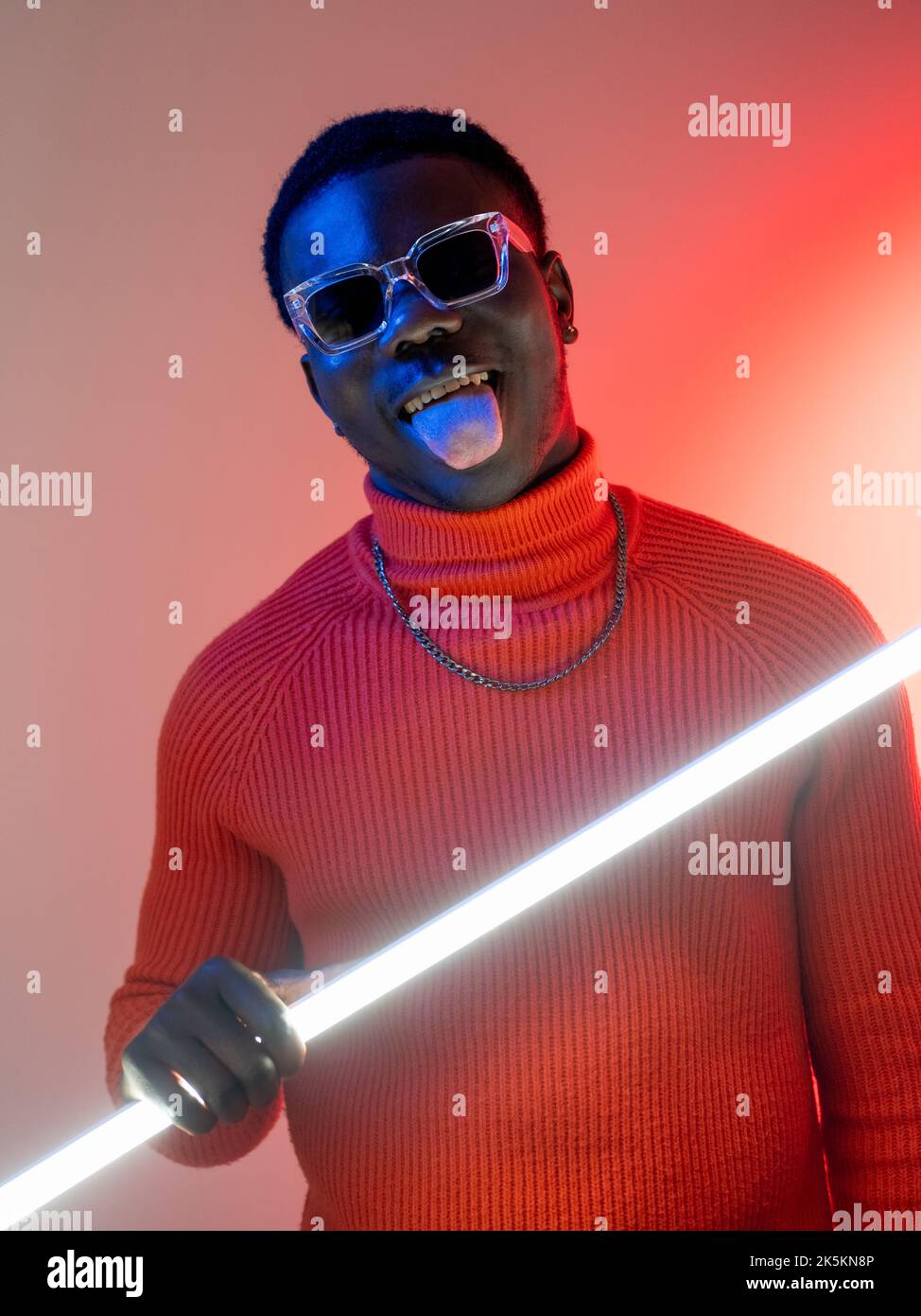 Funky Mann gute Stimmung zeigt Zunge Neonlicht Stockfoto