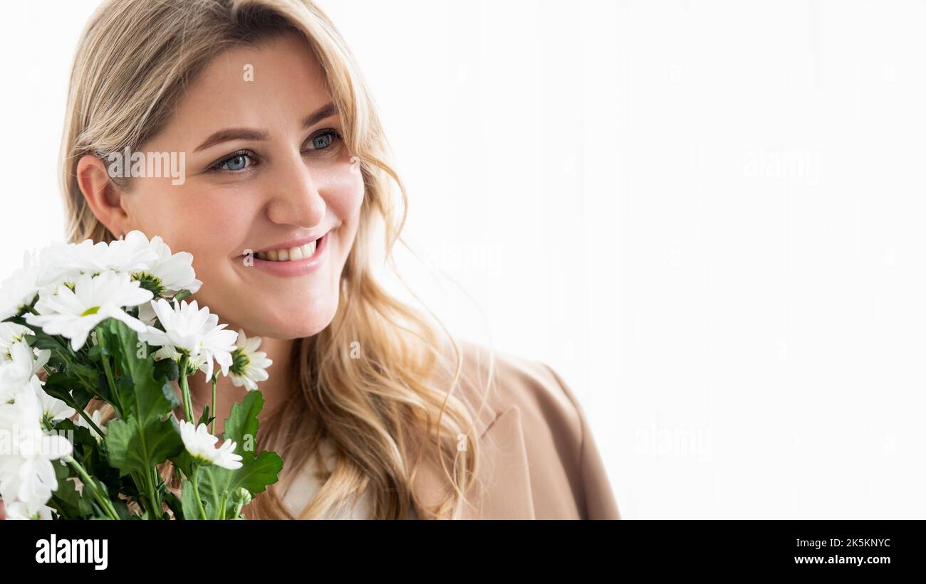 Glückliche Frau Tag Frühling Urlaub übergewichtige Frau Blumen Stockfoto