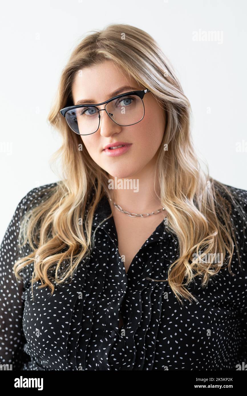Smart Frau Porträt Übergewicht Modell in einer Brille Stockfoto