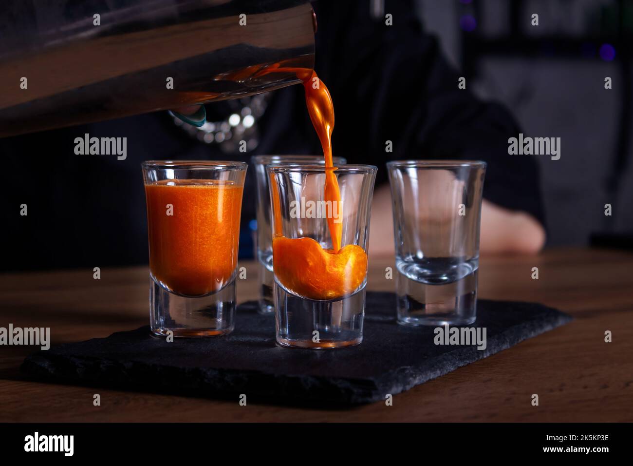 Luxuriöse alkoholische Cocktails mit edischem Glitzer. Stockfoto