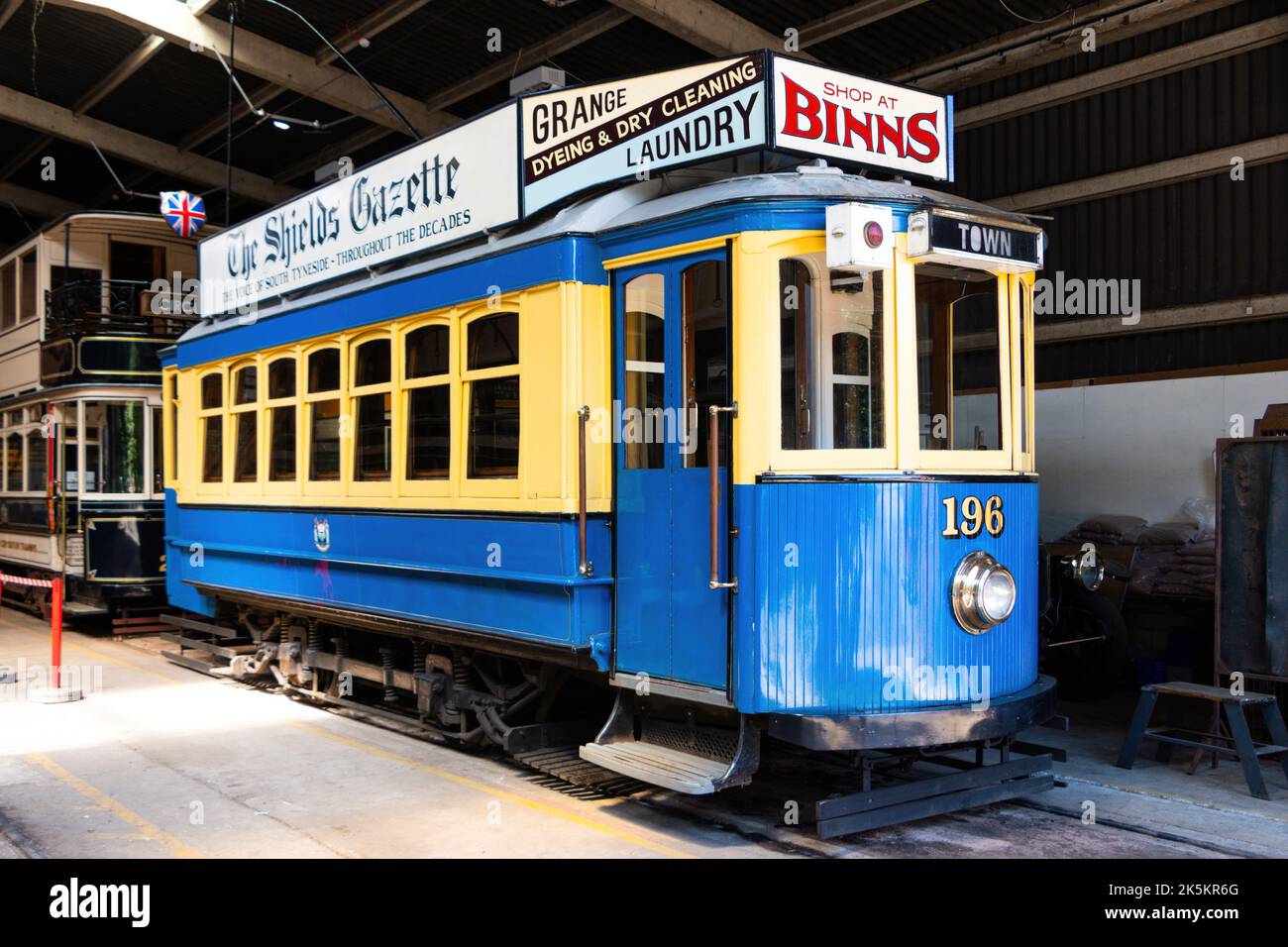 Alte elektrische Straßenbahn im North East Land Sea & Air Museum Stockfoto