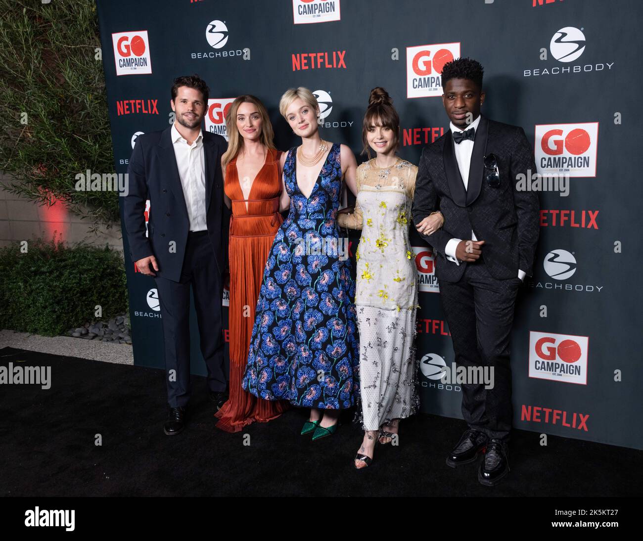 8. Oktober 2022, Los Angeles, Kalifornien, USA: Von links nach rechts: MAX CARVER, BRIANNE HOWEY, BELLA HEATHCOTE, LILY COLLINS und SAMUEL ARNOLD bei der GO Campaign 15. Annual GO Gala im City Market Social House in Los Angeles, Kalifornien (Foto: © Charlie Steffens/ZUMA Press Wire) Stockfoto