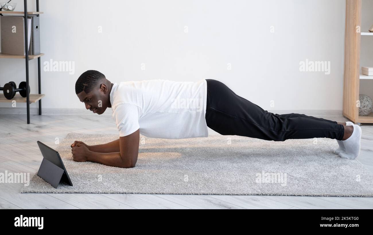 Online-Training sportlich schwarzer Mann starker Körper Stockfoto