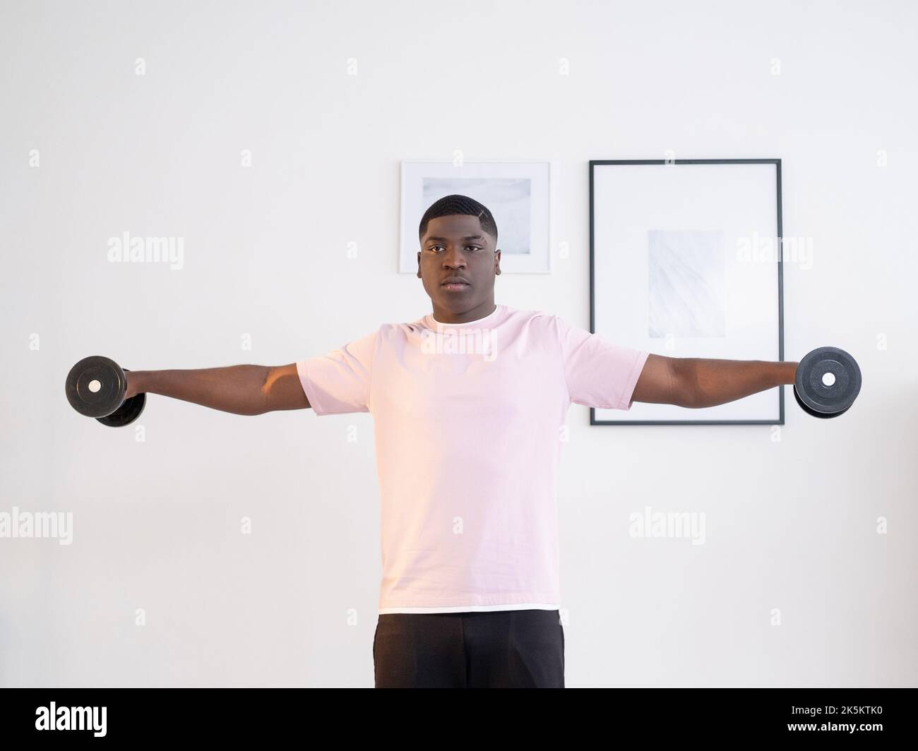 Muskulösen schwarzen Mann zu Hause Fitness starken Körper Stockfoto