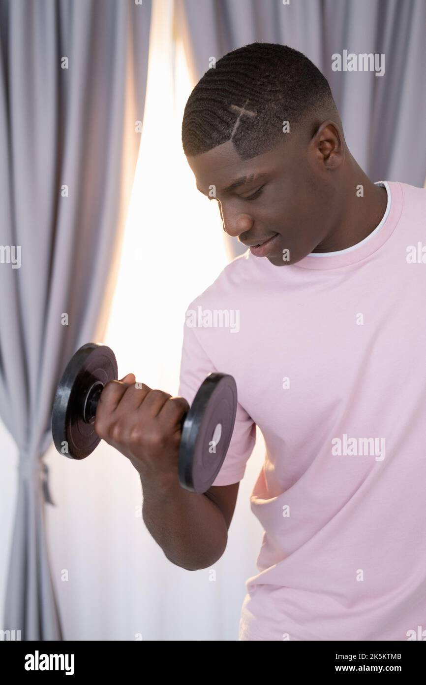 Muskulöser schwarzer Mann Bodybuilding Heimtraining Stockfoto
