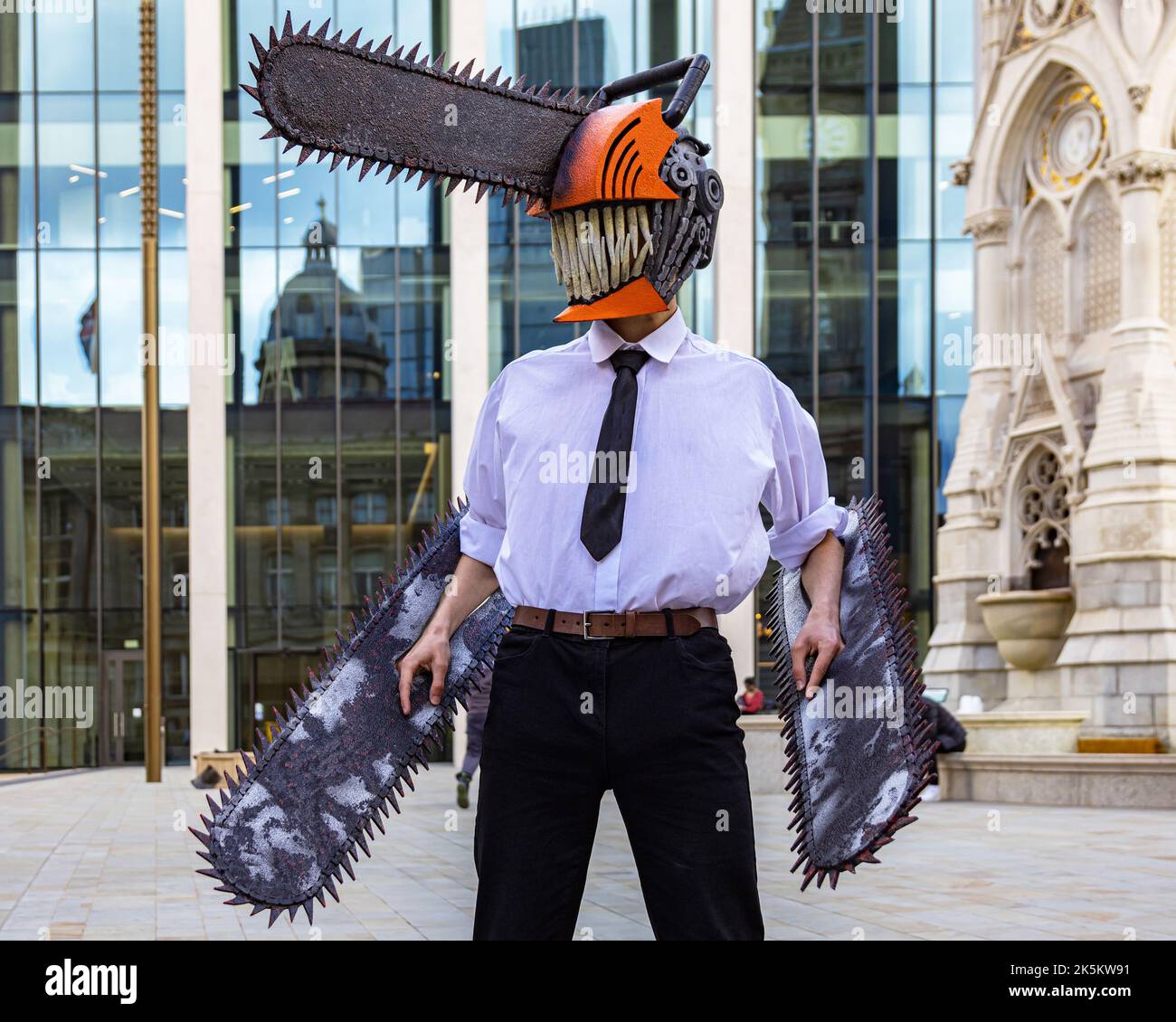 Eine Person, die ein fantastisches Denji Chainsaw man Kostüm in einer städtischen Umgebung trägt. Denji Chainsaw man ist ein japanischer Manga-Charakter. Stockfoto