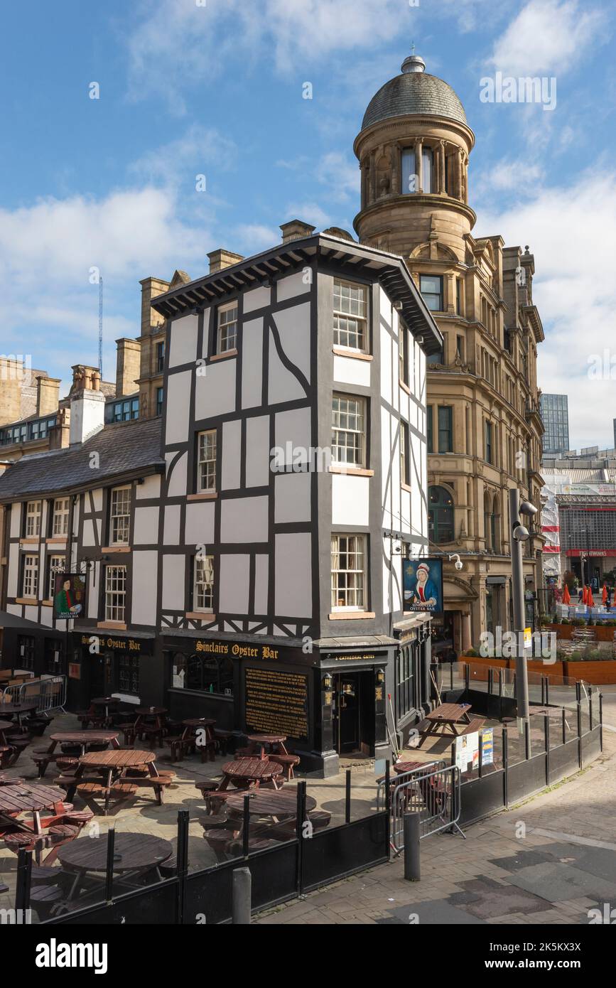 Sinclairs Oyster Bar und The Corn Exchange, Shambles Square, Manchester, England. Stockfoto