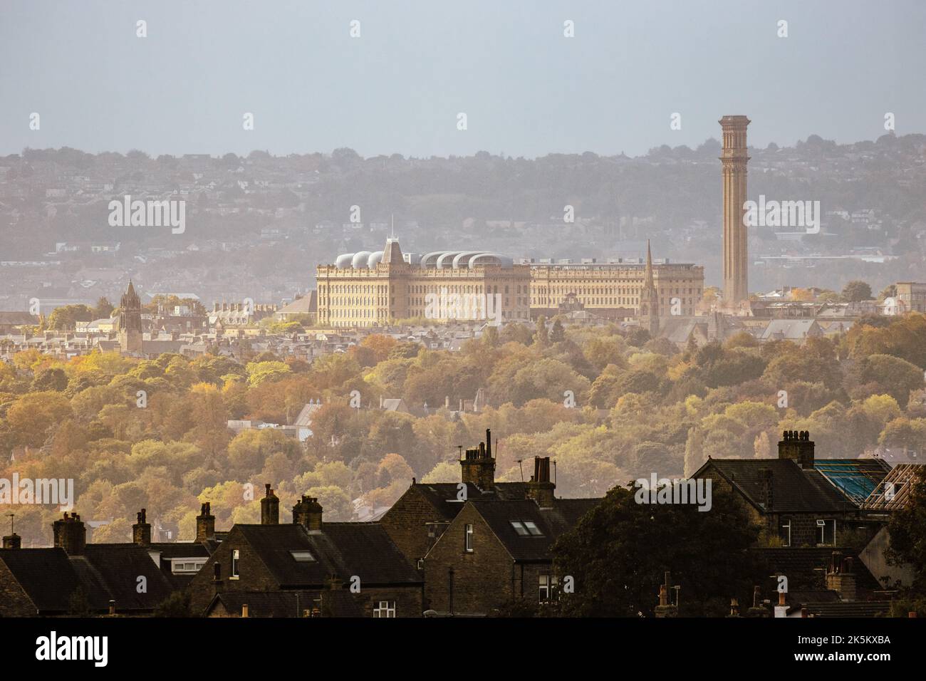 Blick über die Dächer von Baildon auf das Wahrzeichen des denkmalgeschützten Lister Mills-Gebäudes in Manningham, Bradford, West Yorkshire, Großbritannien Stockfoto