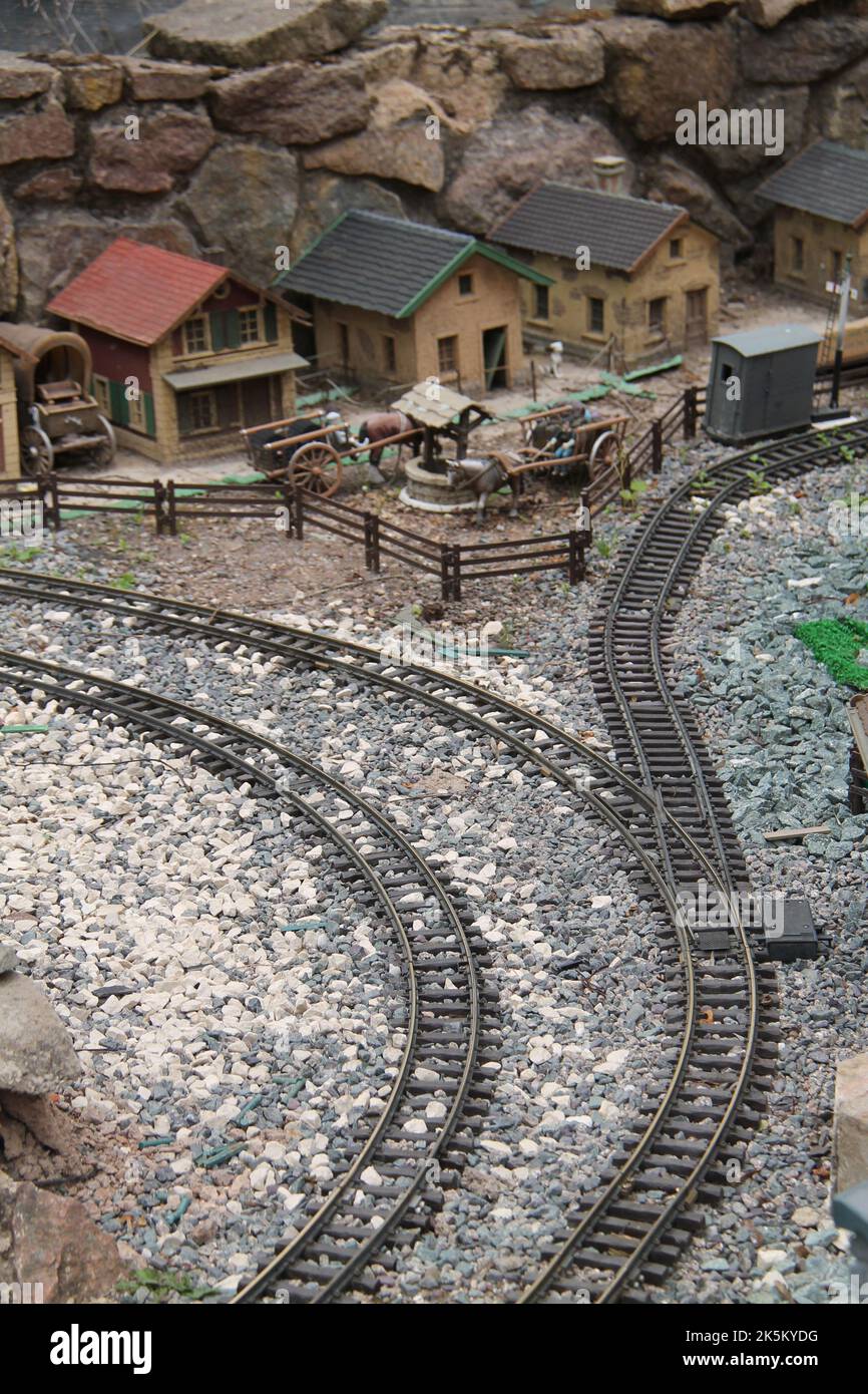 Einige Gleis und Gebäude auf einem Modellbahnlayout. Stockfoto