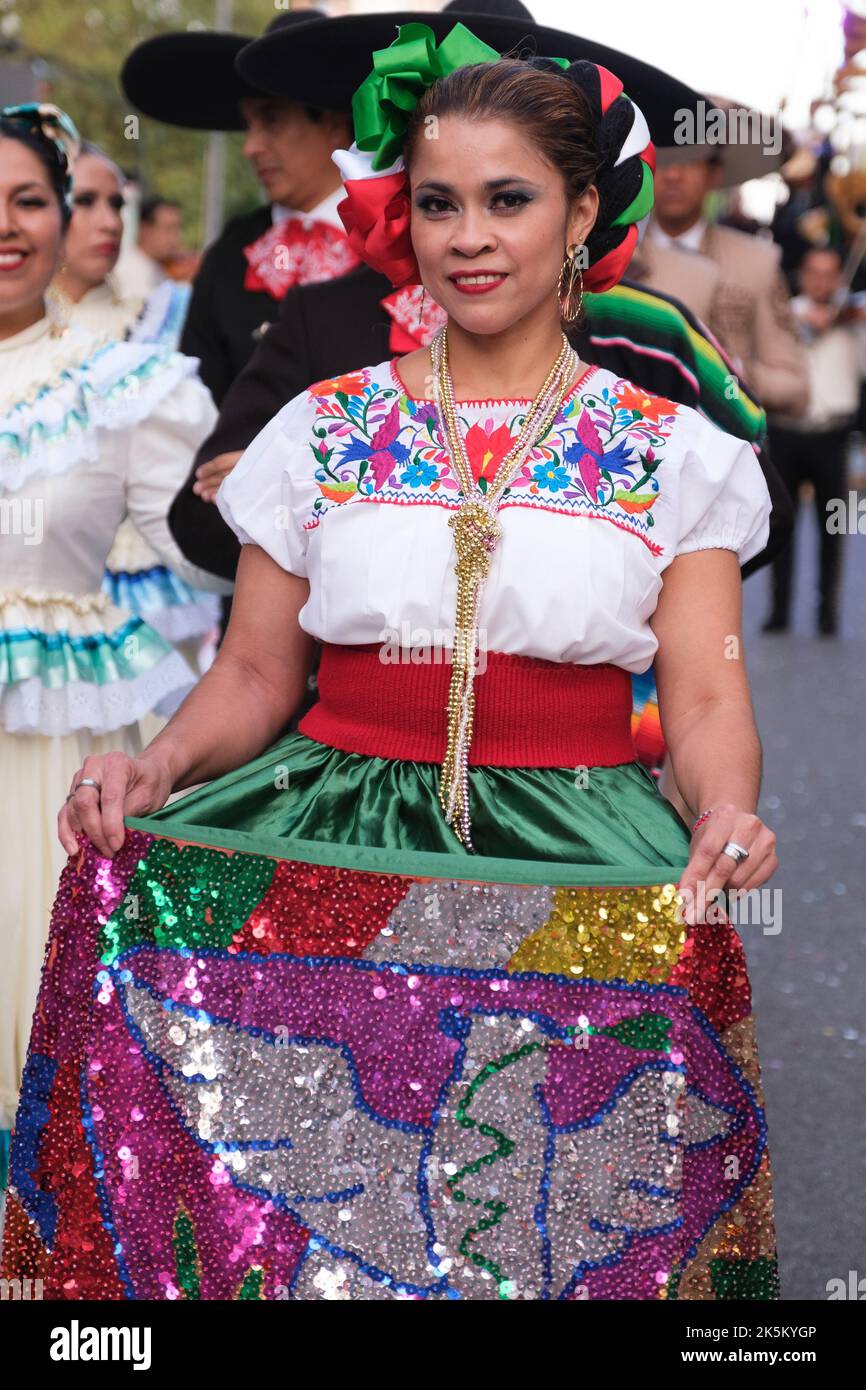 Madrid, Spanien. 08. Oktober 2022. Frau in einem Kostüm von Menschen lateinamerikanischer Herkunft, die während der Parade des hispanischen Erbes 2022 in Madrid gesehen wurden. Das Hypanidad-Festival gilt als denkwürdiger Tag, denn von da an begann der Kontakt zwischen Europa und Amerika, der in der sogenannten „Begegnung zweier Welten“ gipfelte, Die die Visionen der Welt und das Leben der beiden Europäer wie der Amerikaner verändert hat, da aufgrund ihrer Entdeckungen die europäische Kolonisierung Amerikas gestikt ist. (Foto: Atilano Garcia/SOPA Images/Sipa USA) Quelle: SIPA USA/Alamy Live News Stockfoto