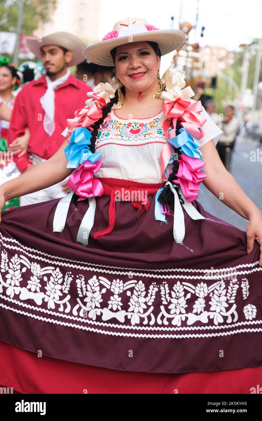 Madrid, Spanien. 08. Oktober 2022. Frau in einem Kostüm von Menschen lateinamerikanischer Herkunft tanzt während der Parade des hispanischen Erbes 2022 in Madrid. Das Hypanidad-Festival gilt als denkwürdiger Tag, denn von da an begann der Kontakt zwischen Europa und Amerika, der in der sogenannten „Begegnung zweier Welten“ gipfelte, Die die Visionen der Welt und das Leben der beiden Europäer wie der Amerikaner verändert hat, da aufgrund ihrer Entdeckungen die europäische Kolonisierung Amerikas gestikt ist. (Foto: Atilano Garcia/SOPA Images/Sipa USA) Quelle: SIPA USA/Alamy Live News Stockfoto