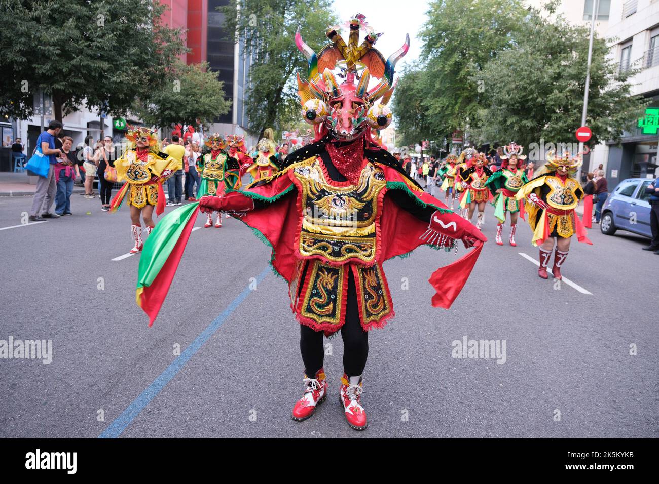 Madrid, Spanien. 08. Oktober 2022. Frauen in Kostümen von Menschen lateinamerikanischer Herkunft tanzen während der Parade zum hispanischen Erbe 2022 in Madrid. Das Hypanidad-Festival gilt als denkwürdiger Tag, denn von da an begann der Kontakt zwischen Europa und Amerika, der in der sogenannten „Begegnung zweier Welten“ gipfelte, Die die Visionen der Welt und das Leben der beiden Europäer wie der Amerikaner verändert hat, da aufgrund ihrer Entdeckungen die europäische Kolonisierung Amerikas gestikt ist. (Foto: Atilano Garcia/SOPA Images/Sipa USA) Quelle: SIPA USA/Alamy Live News Stockfoto