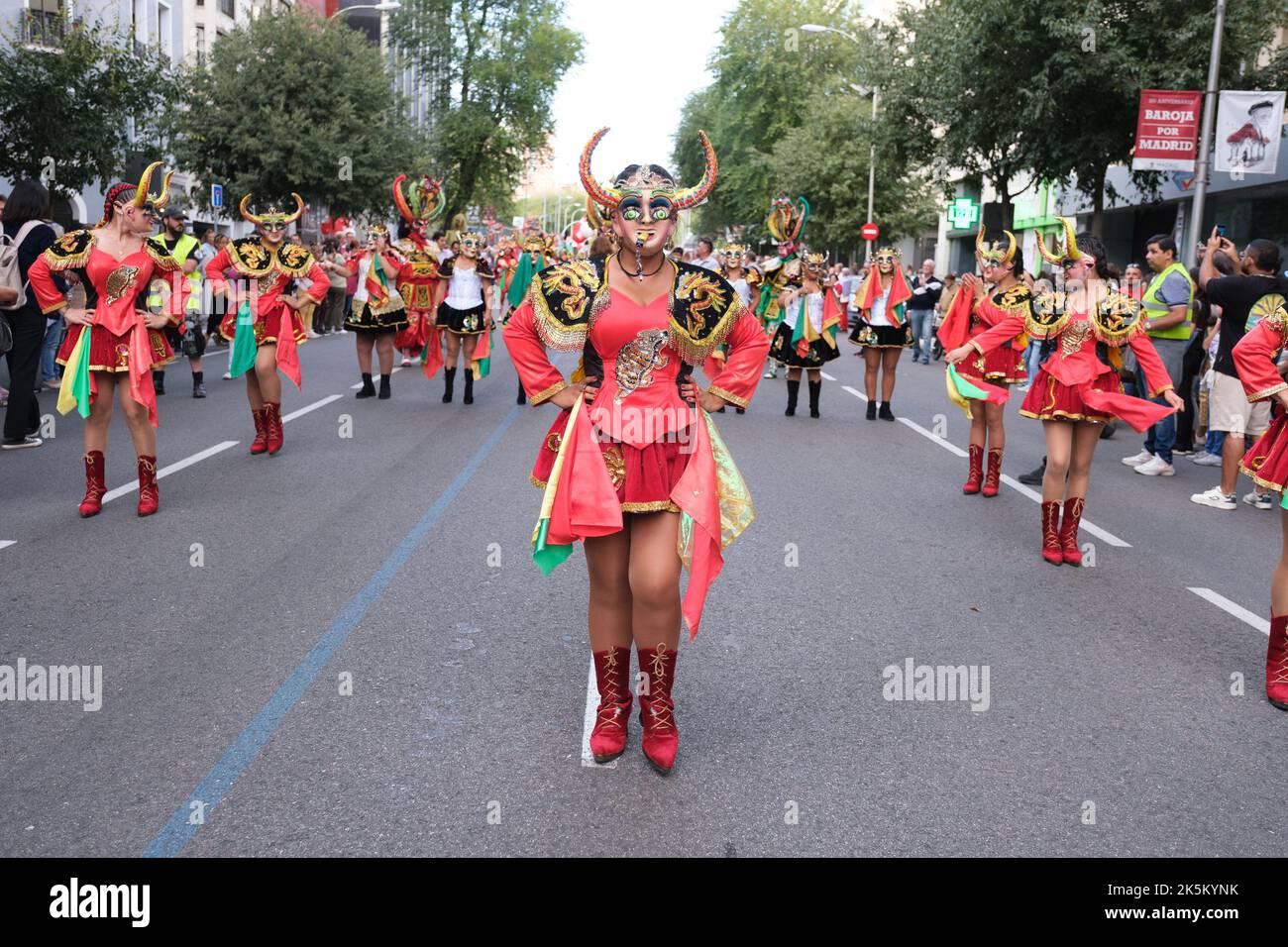 Madrid, Spanien. 08. Oktober 2022. Frauen in Kostümen von Menschen lateinamerikanischer Herkunft tanzen während der Parade zum hispanischen Erbe 2022 in Madrid. Das Hypanidad-Festival gilt als denkwürdiger Tag, denn von da an begann der Kontakt zwischen Europa und Amerika, der in der sogenannten „Begegnung zweier Welten“ gipfelte, Die die Visionen der Welt und das Leben der beiden Europäer wie der Amerikaner verändert hat, da aufgrund ihrer Entdeckungen die europäische Kolonisierung Amerikas gestikt ist. (Foto: Atilano Garcia/SOPA Images/Sipa USA) Quelle: SIPA USA/Alamy Live News Stockfoto