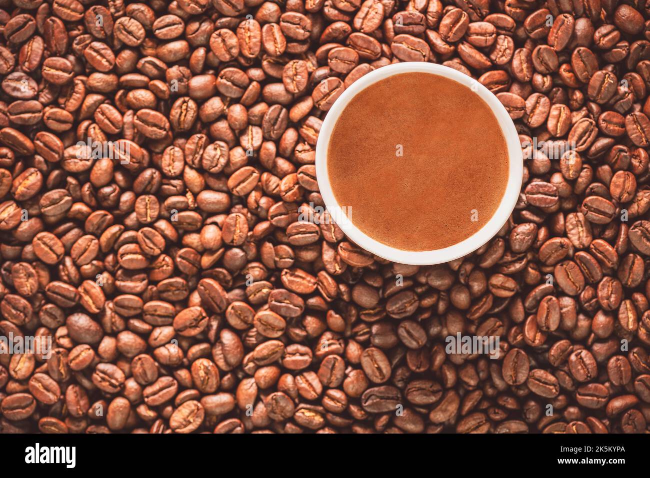 Türkische Kaffeetasse auf gerösteten Kaffeebohnen. Draufsicht mit Nahaufnahme. Stockfoto
