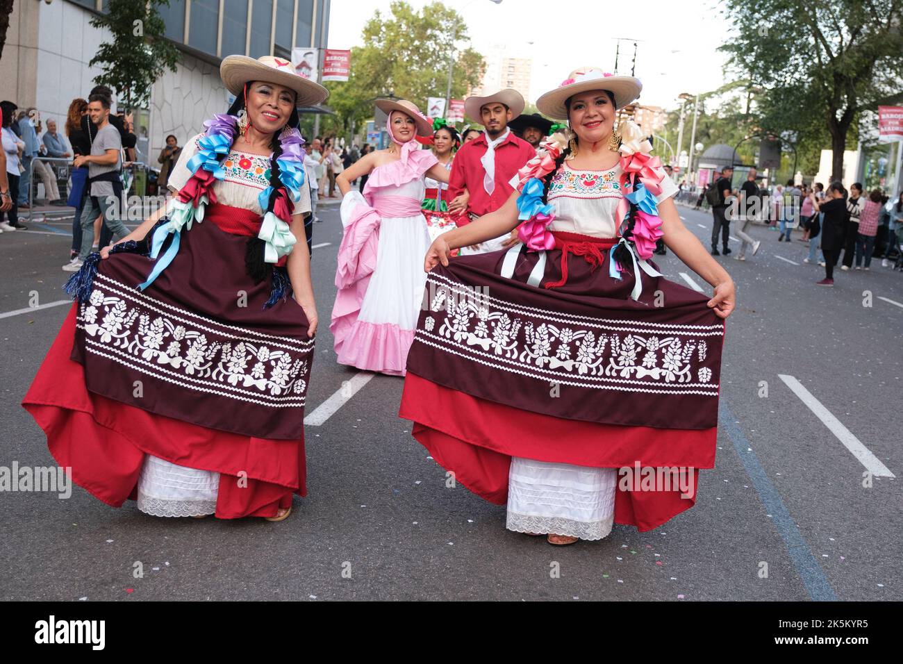 Madrid, Spanien. 08. Oktober 2022. Frauen in Kostümen von Menschen lateinamerikanischer Herkunft tanzen während der Parade zum hispanischen Erbe 2022 in Madrid. Das Hypanidad-Festival gilt als denkwürdiger Tag, denn von da an begann der Kontakt zwischen Europa und Amerika, der in der sogenannten „Begegnung zweier Welten“ gipfelte, Die die Visionen der Welt und das Leben der beiden Europäer wie der Amerikaner verändert hat, da aufgrund ihrer Entdeckungen die europäische Kolonisierung Amerikas gestikt ist. (Foto: Atilano Garcia/SOPA Images/Sipa USA) Quelle: SIPA USA/Alamy Live News Stockfoto