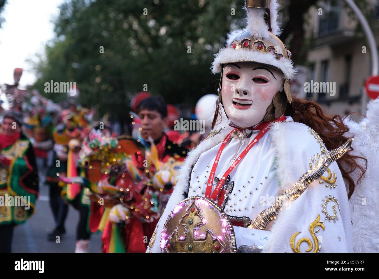 Madrid, Spanien. 08. Oktober 2022. Ein Teilnehmer trägt eine Maske während der Parade zum hispanischen Erbe 2022 in Madrid. Das Hypanidad-Festival gilt als denkwürdiger Tag, denn von da an begann der Kontakt zwischen Europa und Amerika, der in der sogenannten „Begegnung zweier Welten“ gipfelte, Die die Visionen der Welt und das Leben der beiden Europäer wie der Amerikaner verändert hat, da aufgrund ihrer Entdeckungen die europäische Kolonisierung Amerikas gestikt ist. (Foto: Atilano Garcia/SOPA Images/Sipa USA) Quelle: SIPA USA/Alamy Live News Stockfoto