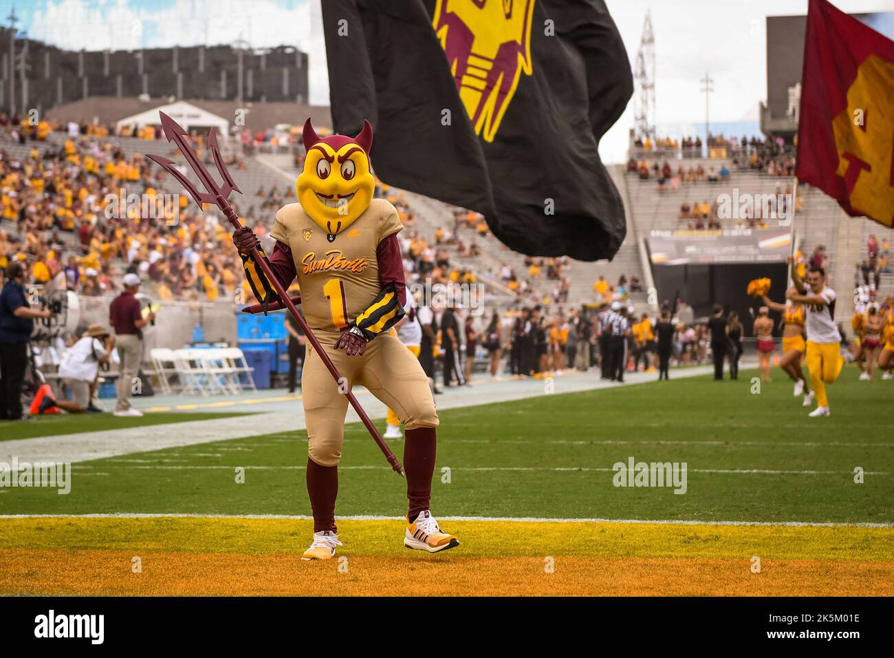 Das Maskottchen des Staates Arizona, Sparky, feuert die Menge vor einem NCAA-College-Fußballspiel gegen die Washington Huskies in Tempe, Arizona, am Samstag, O, an Stockfoto