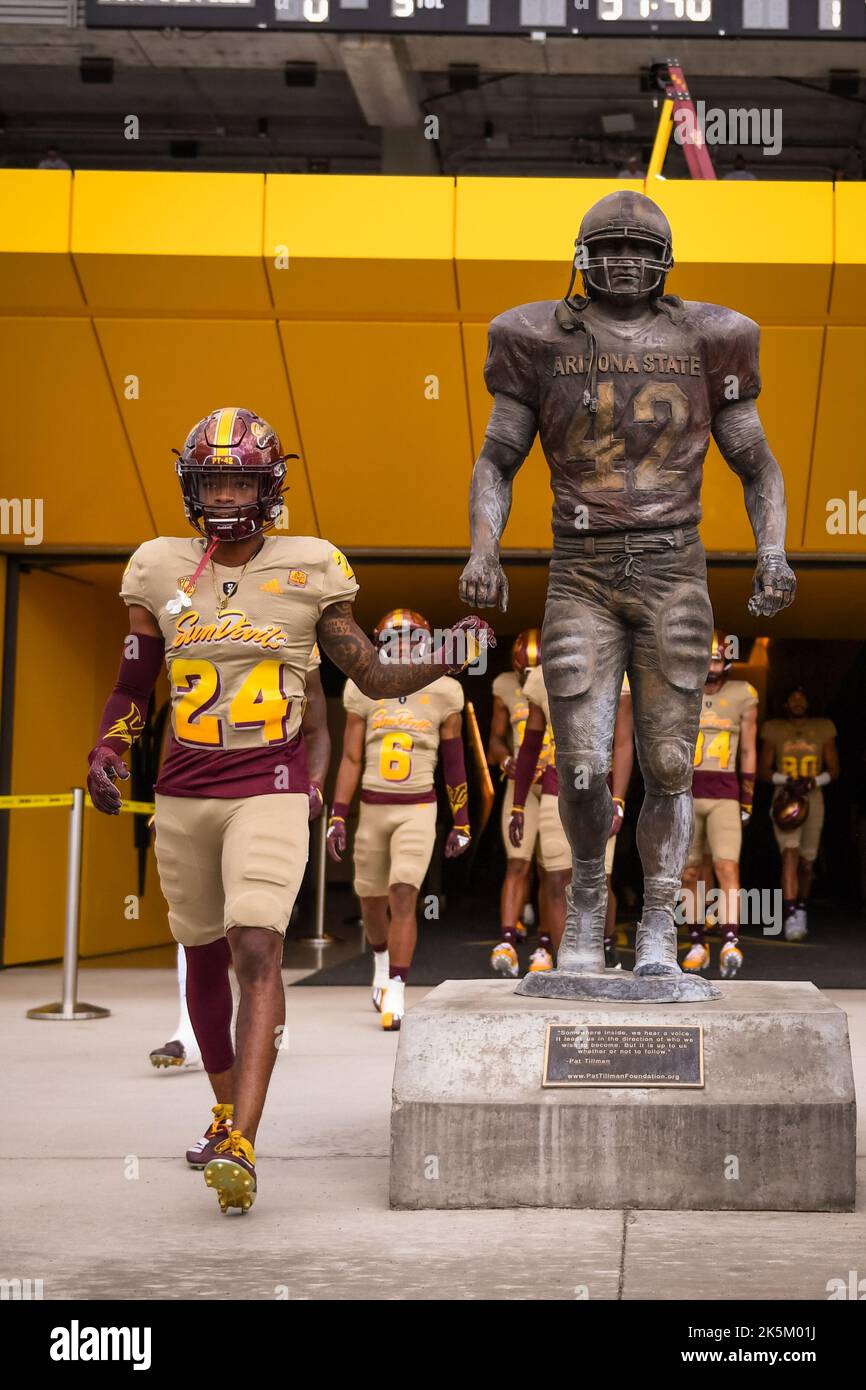 Der Arizona State Wide Receiver Isaac Yates (24) berührt die Pat Tillman-Statue, bevor er vor einem NCAA College-Fußballspiel gegen den W auf das Feld geht Stockfoto