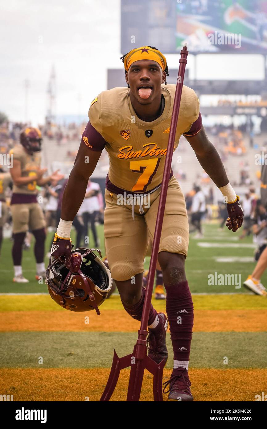 Der Arizona State Wide Receiver Cam Johnson (7) feuert die Menge vor einem NCAA College Football Spiel gegen die Washington Huskies in Tempe, Arizona, an. Stockfoto