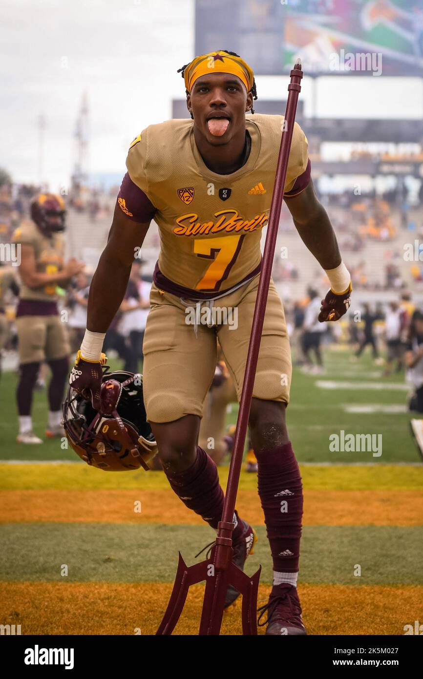 Der Arizona State Wide Receiver Cam Johnson (7) feuert die Menge vor einem NCAA College Football Spiel gegen die Washington Huskies in Tempe, Arizona, an. Stockfoto