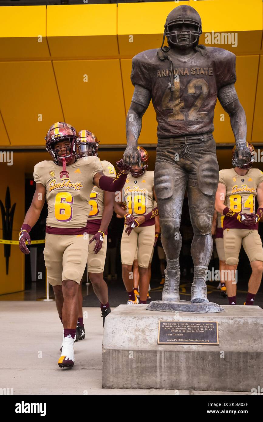 Der defensive Rückenverteidiger des Staates Arizona, Macen Williams (6), berührt die Pat Tillman-Statue, bevor er vor einem NCAA-College-Fußballspiel gegen Th das Feld ergattet Stockfoto