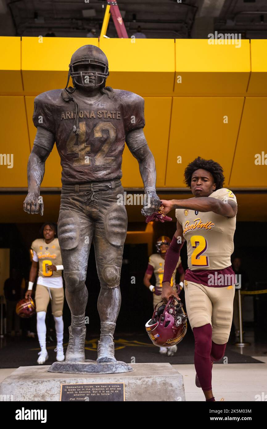 Der Arizona State Wide Receiver Elijhah Badger (2) berührt die Pat Tillman-Statue, bevor er das Feld vor einem NCAA College-Fußballspiel gegen die begibt Stockfoto