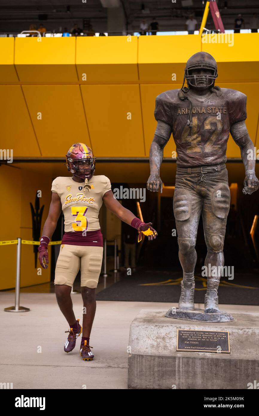 Arizona State Defensive Back D.J. Taylor (3) berührt die Tillman-Statue, bevor er vor einem NCAA-College-Football-Spiel gegen die Washi auf das Spielfeld geht Stockfoto