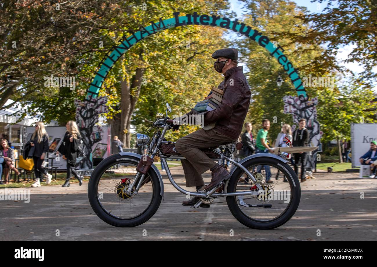 Nick Jones (aus Cheltenham) macht sich auf seinem italienischen Elektromotorrad Vintage, England, Großbritannien, auf den Weg durch das Cheltenham Literaturfestival Stockfoto