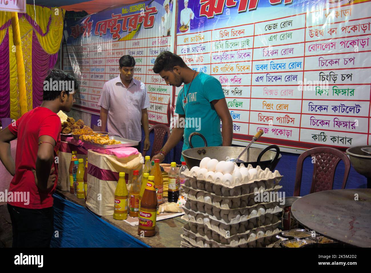 Indian Street Food-Verkäufer, der Lebensmittel am Lebensmittelstand am Straßenrand verkauft Stockfoto