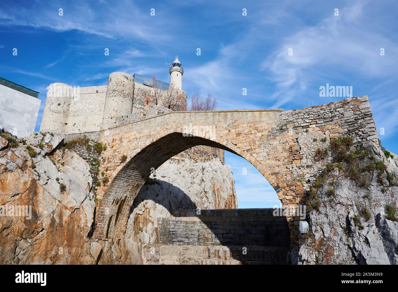 Der Leuchtturm und die mittelalterliche Brücke in Castro Urdiales, Kantabrien, Spanien, Europa Stockfoto