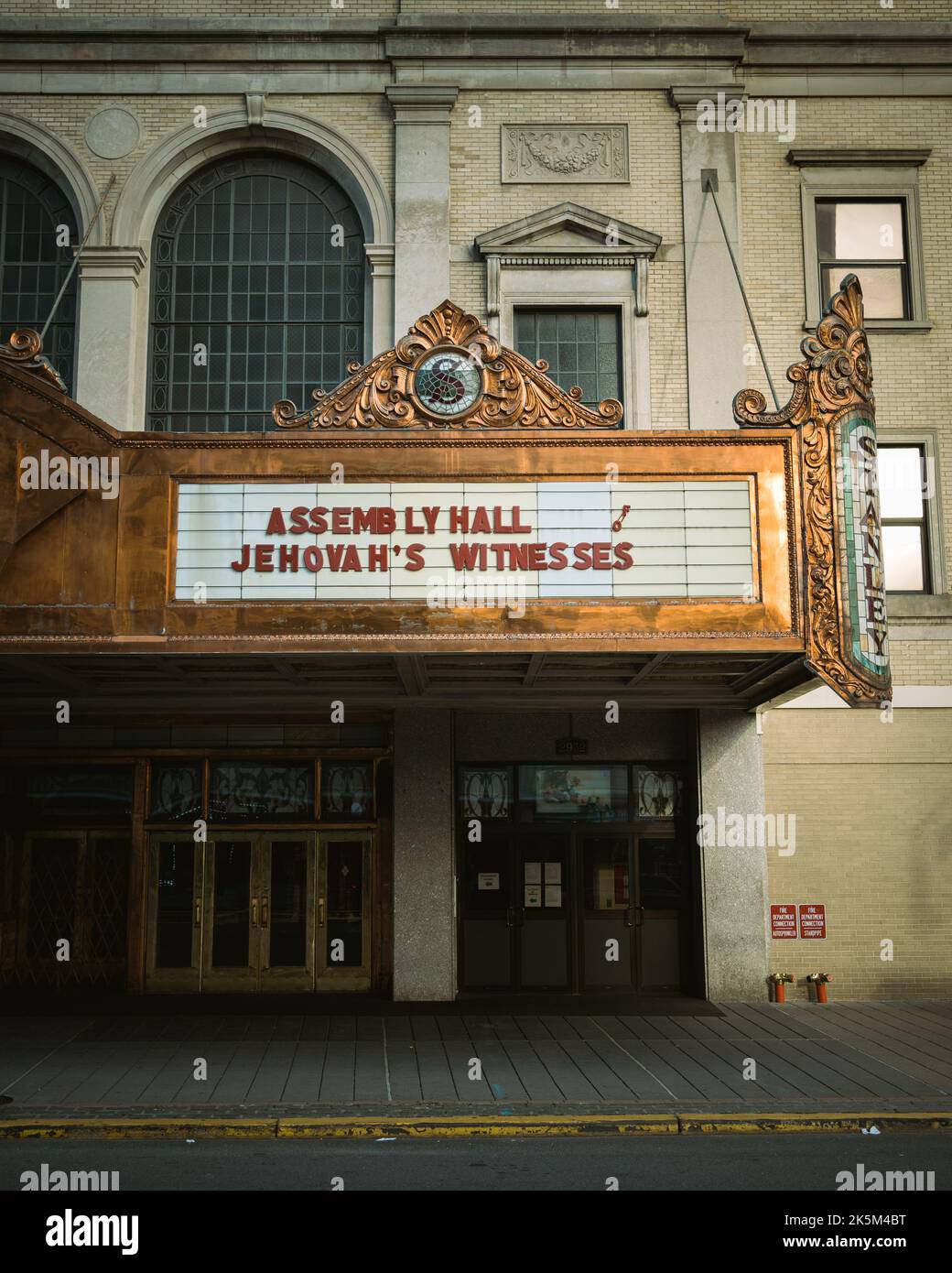 Versammlungshalle der Zeugen von Jovahs, im alten Stanley Theater, Jersey City, New Jersey Stockfoto