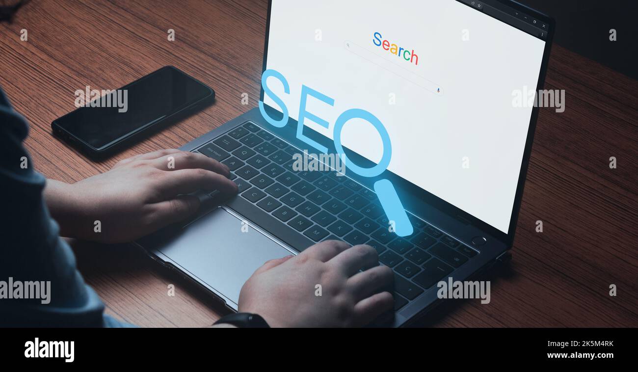 Frau, die einen Laptop mit VR SEO-Text auf der Tastatur verwendet. SEO Search Engine Optimization Konzept. Ranking von Traffic auf der Website. Digitales Marketing. Stockfoto