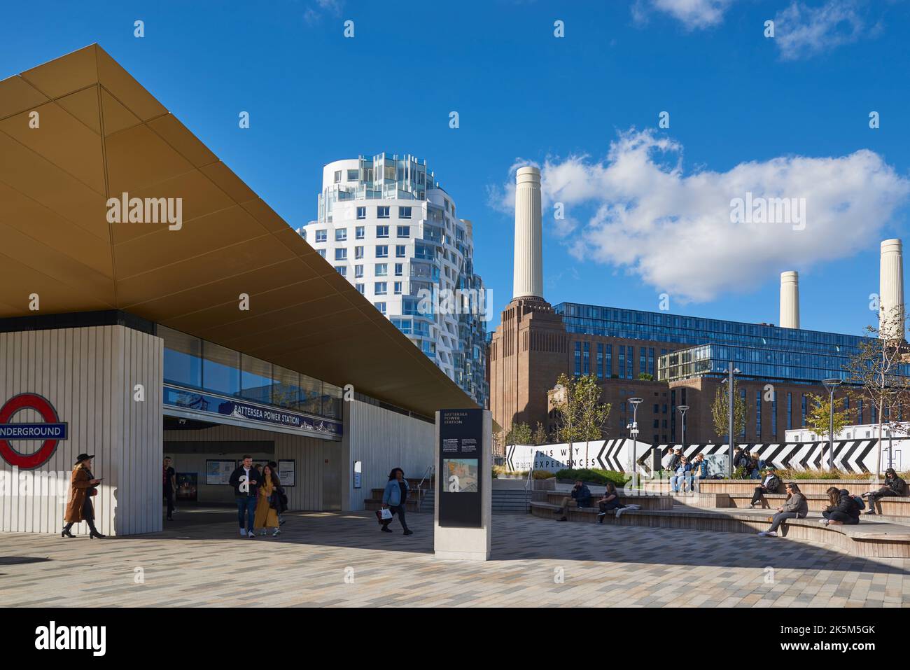 Eingang zur Battersea Power Station, mit dem neu entwickelten Kraftwerk und neuen Wohnungen, London, Großbritannien Stockfoto