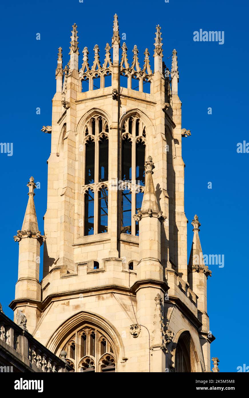 Der neugotische Turm von St. Dunstan-in-the-West an der Fleet Street, im Zentrum von London, Großbritannien Stockfoto