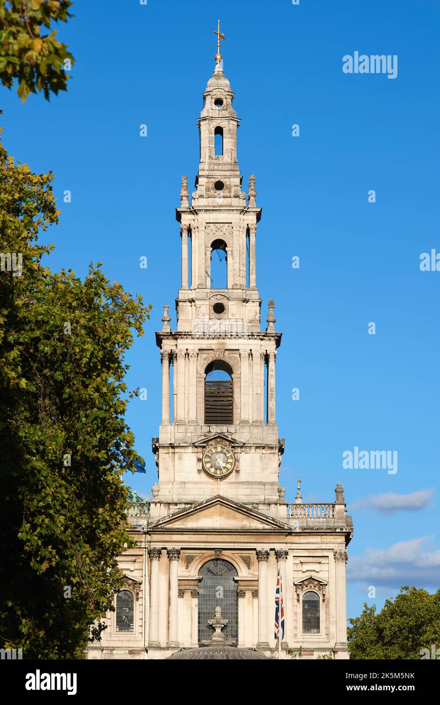 Der Kirchturm aus dem 18.. Jahrhundert von St. Mary le Strand, in der City of Westminster, im Zentrum von London, Großbritannien Stockfoto
