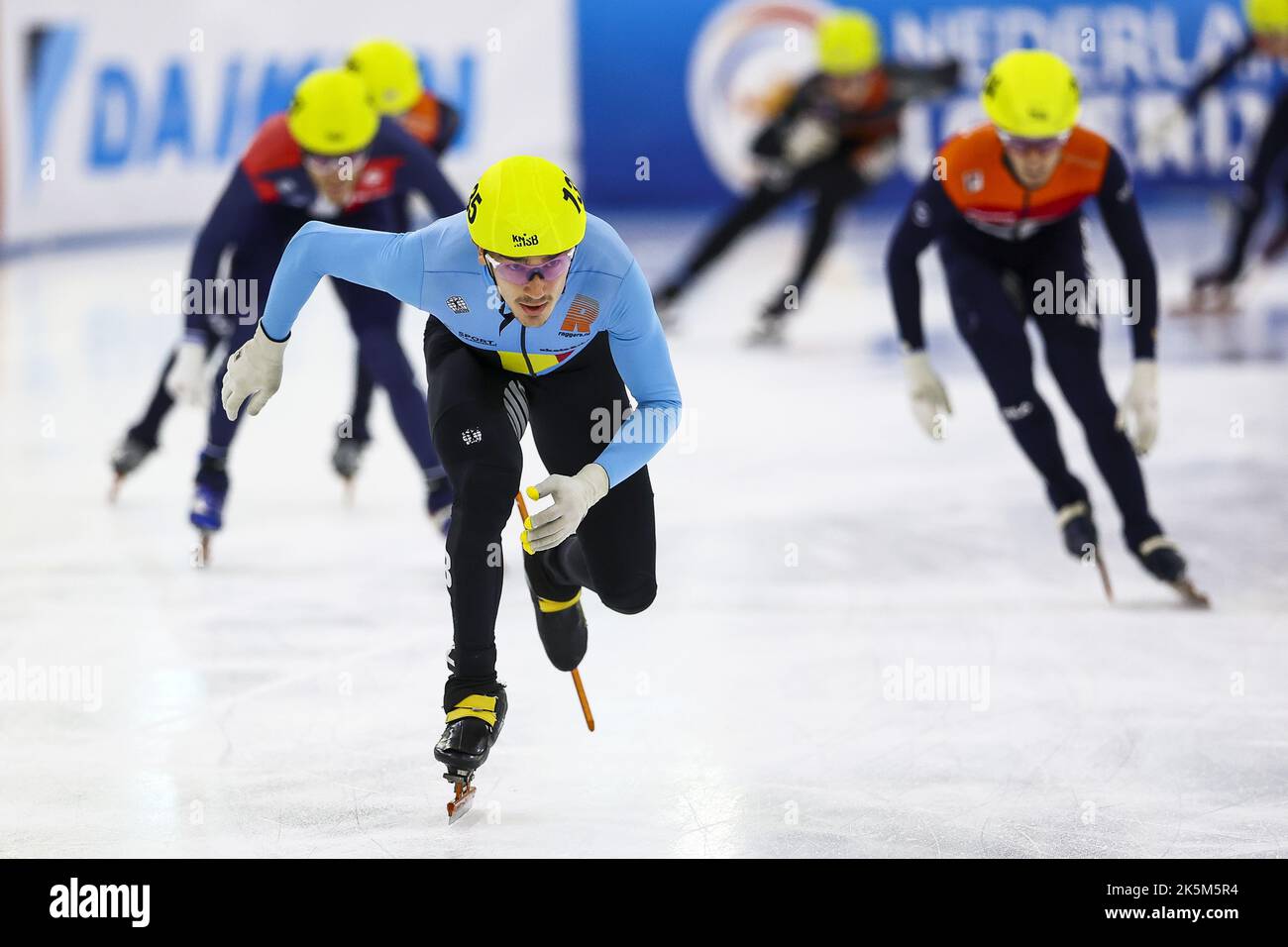 Heerenveen - Short-Tracker Stijn Desmet übernimmt die Führung auf den letzten 1000 Metern in Thialf beim Dutch Open Short Track, dem ersten internationalen Showdown dieser Saison. ANP VINCENT JANNINK Stockfoto