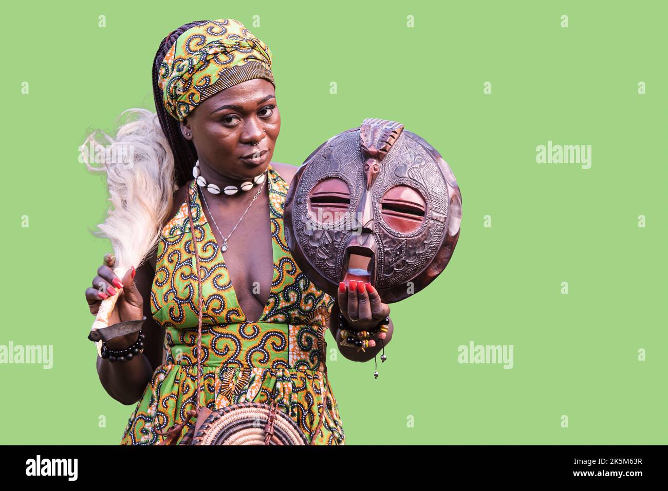 Afrikanische Frau mit Tracht aus Ghana und Maske Stockfoto