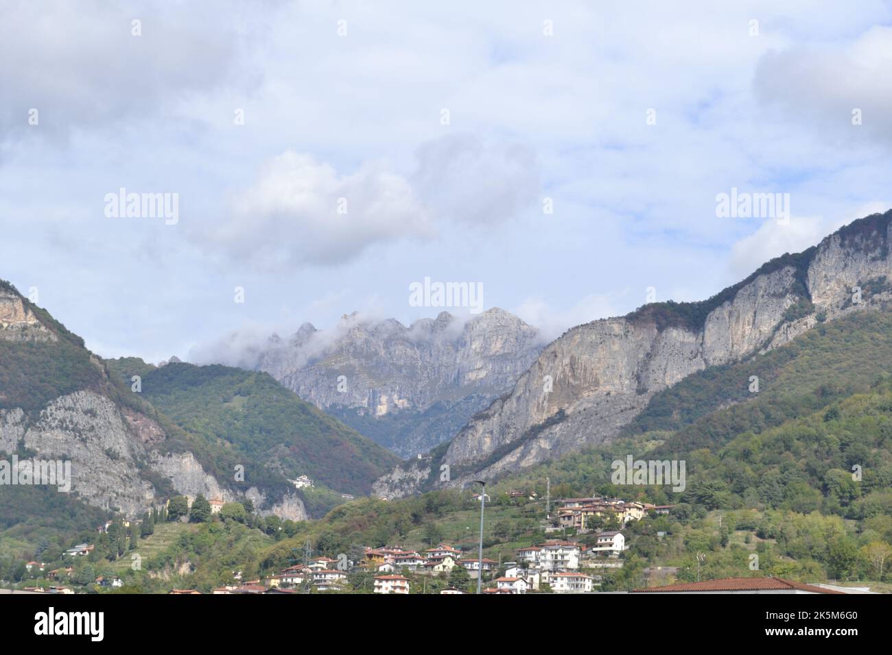 Schöner Panoramablick auf die Berglandschaft in der Provinz Lecco. Bewölkt über dem Berg. Befestigen Sie Resegone im Hintergrund. Stockfoto