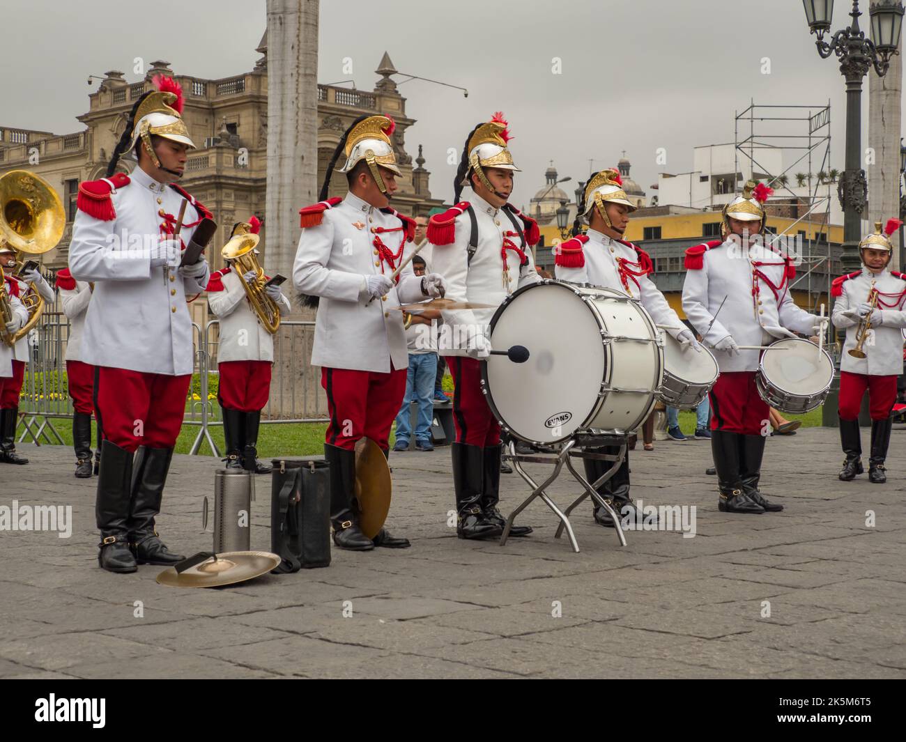 Lima, Peru - 12. Dezember 2019: Die Wachen des Präsidentenpalastes geben ein Konzert auf der Plaza de Armas, bevor sie die Zeremonie der Wachen ändern. S Stockfoto