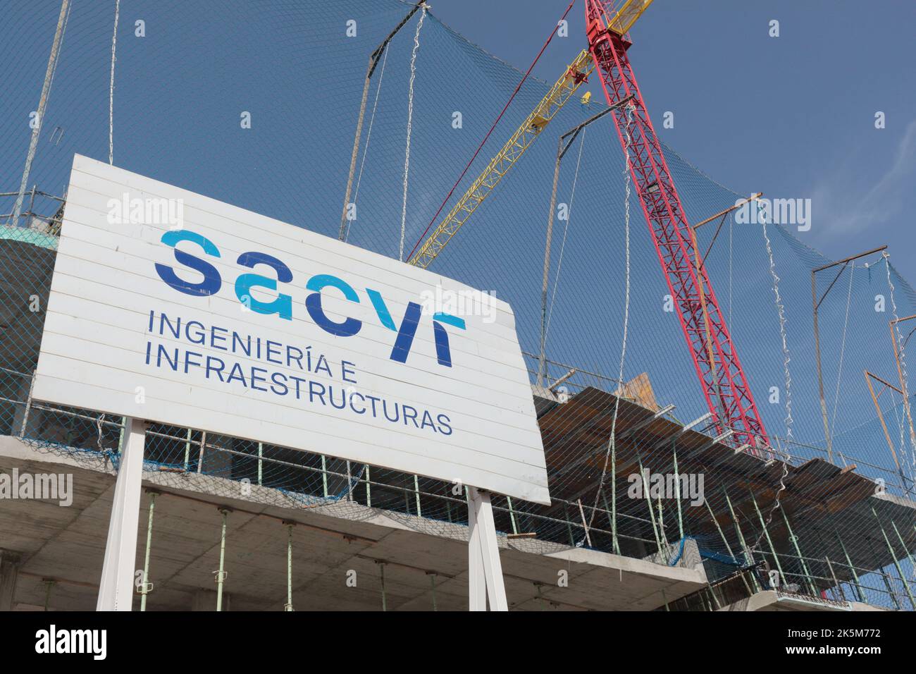 Logo des Bauunternehmens Sacyr. Gebäude im Bau in Fuengirola, Provinz Malaga, Spanien. Stockfoto