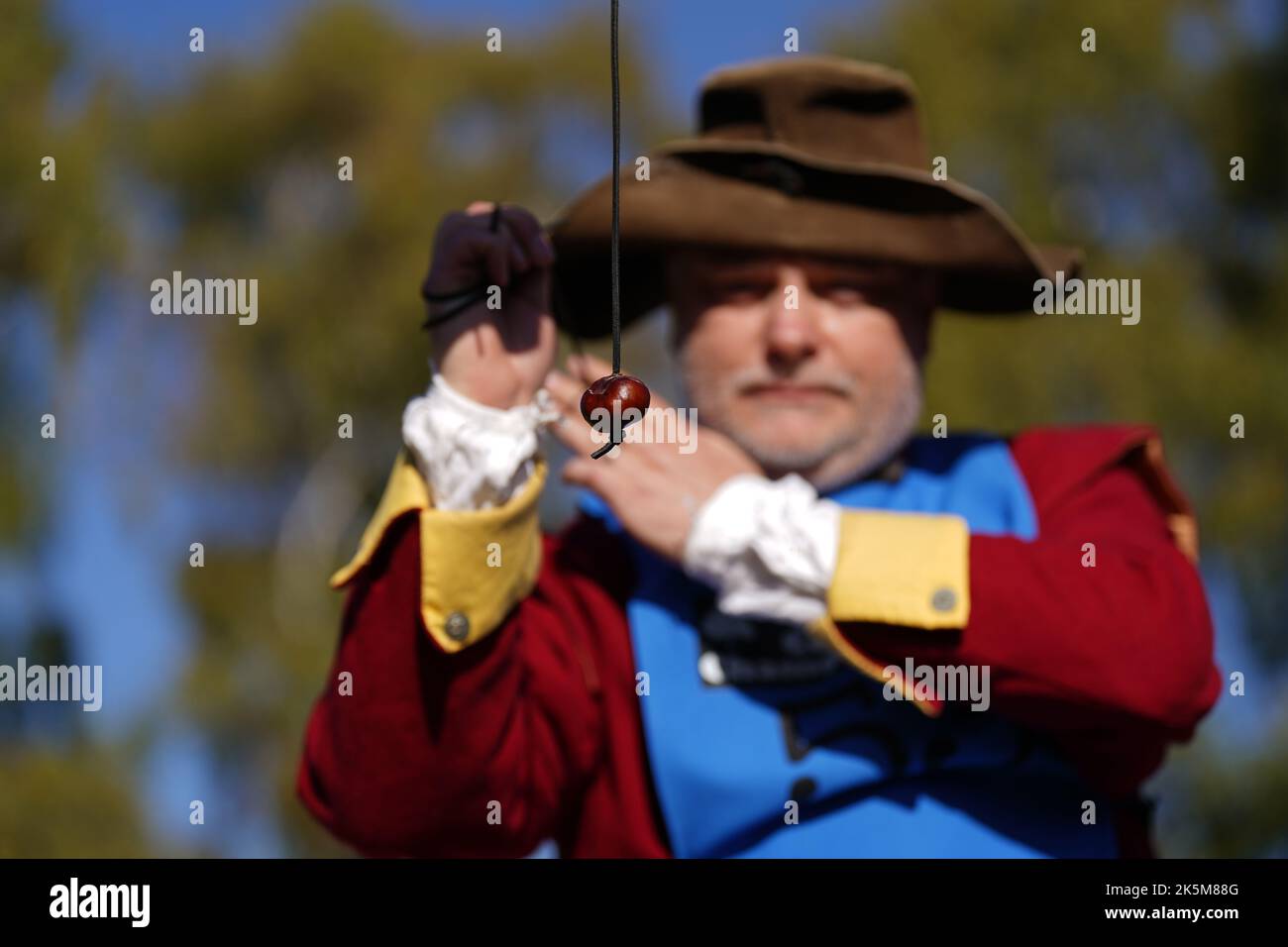 James Haggerty nimmt an den jährlichen Conker-Weltmeisterschaften im Shuckburgh Arms in Southwick, Peterborough, Teil. Bilddatum: Sonntag, 9. Oktober 2022. Stockfoto